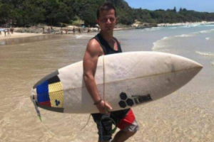 Michal na pláži v Austrálii