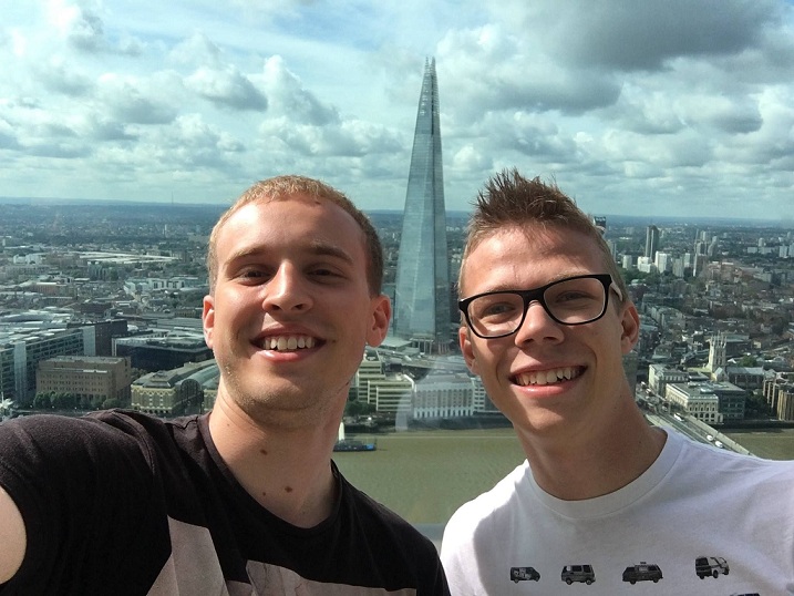 Adamovi Sládkovi (ten vpravo) přijel do Londýna kamarád a tak selfie s jehlou Shard byla nutností