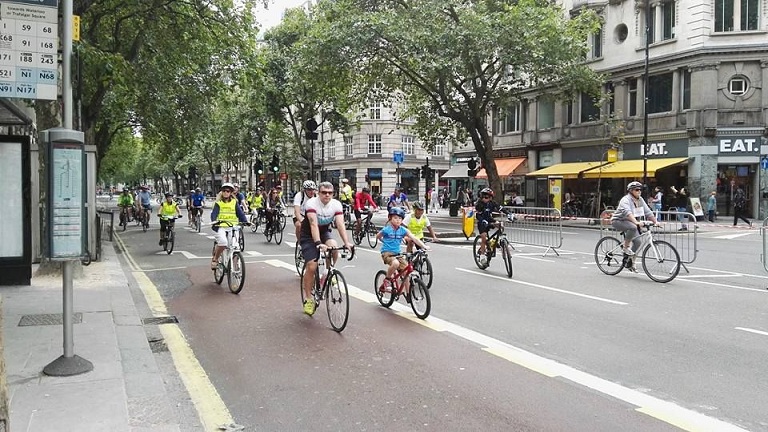 Londýn je plný cyklistů a město samo kola dokonce půjčuje